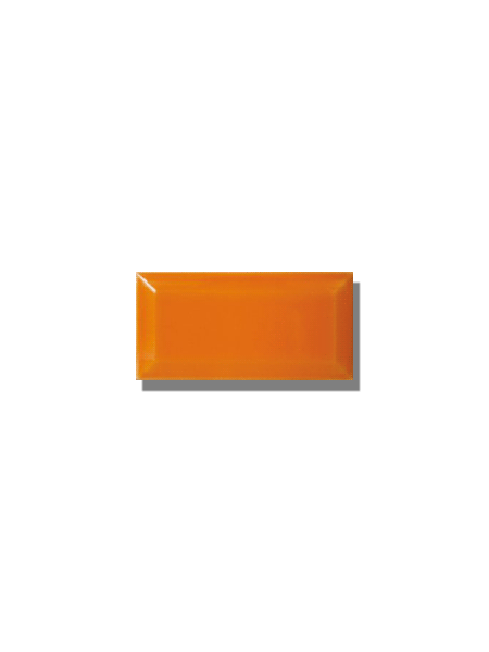 Azulejo biselado tipo metro naranja 7.5x15 cm. Revestimiento biselado bicocción para decoraciones estilo vintage en baños o cocinas.