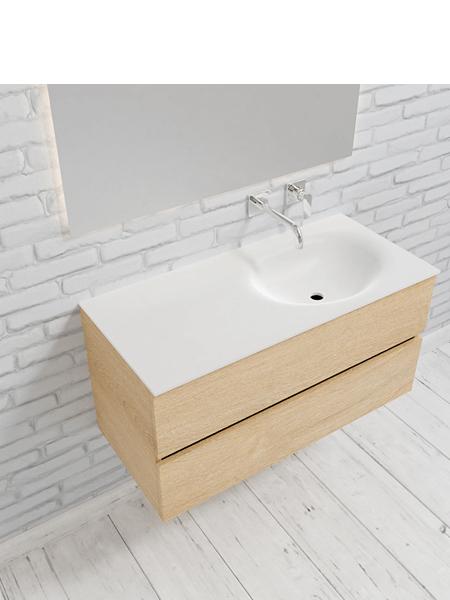 Mueble de baño 100 cm Vica Wood roble natural con 2 cajones, lavabo de Solid surface seno derecho con 0 orificio(s) para el grifo. 8 Mueble de baño suspendido Vica 100 Wood roble natural 2 cajones en acabado Wood roble natural mate. Un mueble de baño de apertura suave por uñero con encimera para grifo empotrado y seno derecho.