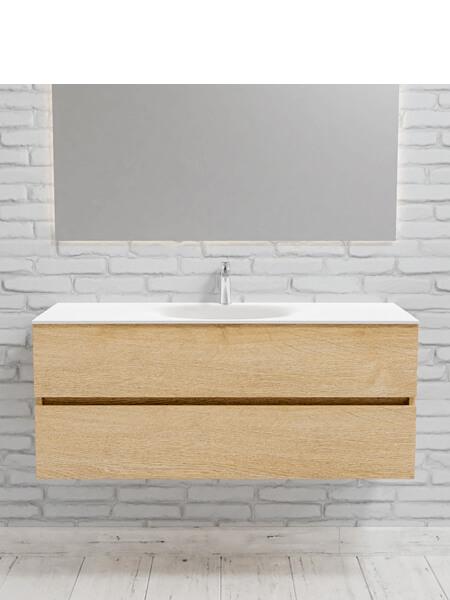 Mueble de baño 120 cm Wood roble natural con 2 cajones, lavabo de Solid surface seno centrado con 1 orificio(s) para el grifo. 11 Mueble de baño suspendido Vica 120 Wood roble natural 2 cajones en acabado Wood roble natural mate. Un mueble de baño de apertura suave por uñero con encimera para grifo sobre encimera y seno centrado.