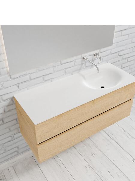 Mueble de baño 120 cm Wood roble natural con 2 cajones, lavabo de Solid surface seno derecho con 0 orificio(s) para el grifo. 7 Mueble de baño suspendido Vica 120 Wood roble natural 2 cajones en acabado Wood roble natural mate. Un mueble de baño de apertura suave por uñero con encimera para grifo empotrado y seno derecho.