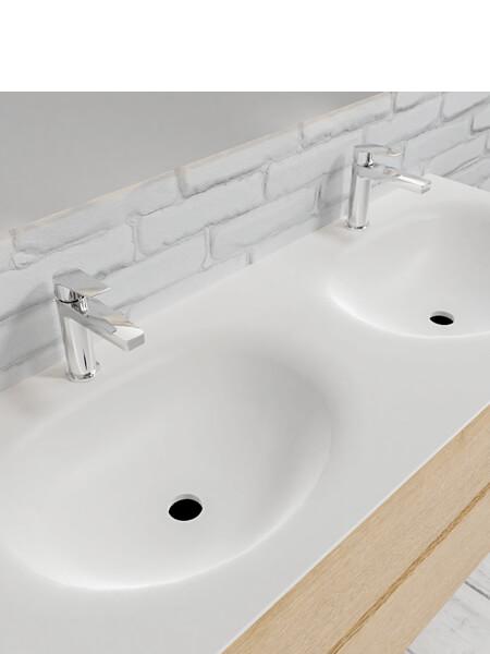 Mueble de baño 120 cm Wood roble natural con 2 cajones, lavabo de Solid surface seno doble con 2 orificio(s) para el grifo. 8 Mueble de baño suspendido Vica 120 Wood roble natural 2 cajones en acabado Wood roble natural mate. Un mueble de baño de apertura suave por uñero con encimera para grifo sobre encimera y seno doble.