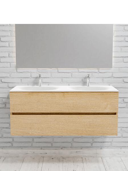 Mueble de baño 120 cm Wood roble natural con 2 cajones, lavabo de Solid surface seno doble con 2 orificio(s) para el grifo. 11 Mueble de baño suspendido Vica 120 Wood roble natural 2 cajones en acabado Wood roble natural mate. Un mueble de baño de apertura suave por uñero con encimera para grifo sobre encimera y seno doble.