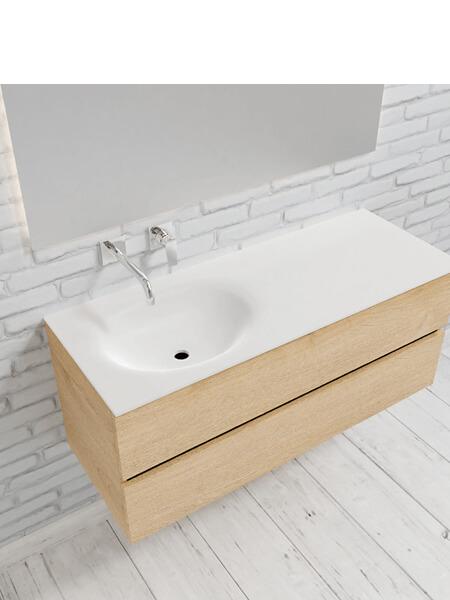 Mueble de baño 120 cm Wood roble natural con 2 cajones, lavabo de Solid surface seno izquierdo con 0 orificio(s) para el grifo. 23 Mueble de baño suspendido Vica 120 Wood roble natural 2 cajones en acabado Wood nogal mate. Un mueble de baño de apertura suave por uñero con encimera para grifo empotrado y seno izquierda.