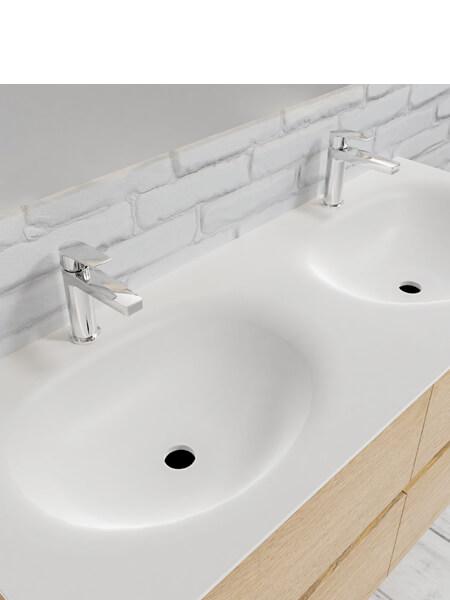 Mueble de baño 120 cm Wood roble natural con 4 cajones, lavabo de Solid surface seno doble con 2 orificio(s) para el grifo. 8 Mueble de baño suspendido Vica 120 roble natural 4 cajones. Un mueble de baño de apertura suave por uñero con encimera para grifo sobre encimera y seno doble