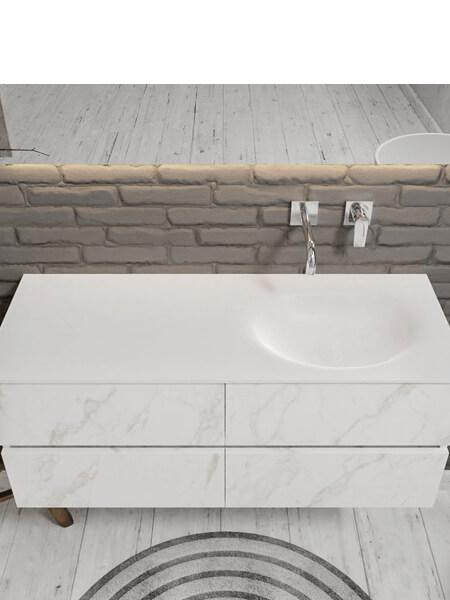 Mueble de baño Vica 120 cm carrara mat con 4 cajones, lavabo de Solid surface seno derecho con 0 orificio(s) para el grifo. 3 Mueble de baño suspendido Vica 120 carrara mate 4 cajones. Un mueble de baño de apertura suave por uñero con encimera para grifo empotrado y seno derecha.