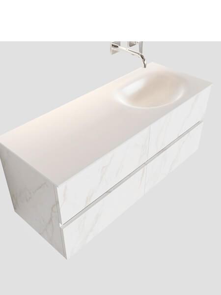 Mueble de baño Vica 120 cm carrara mat con 4 cajones, lavabo de Solid surface seno derecho con 0 orificio(s) para el grifo. 2 Mueble de baño suspendido Vica 120 carrara mate 4 cajones. Un mueble de baño de apertura suave por uñero con encimera para grifo empotrado y seno derecha.