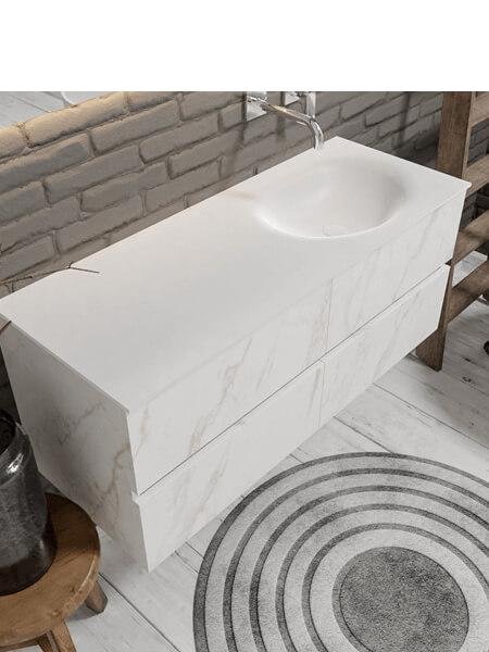 Mueble de baño Vica 120 cm carrara mat con 4 cajones, lavabo de Solid surface seno derecho con 0 orificio(s) para el grifo. 5 Mueble de baño suspendido Vica 120 carrara mate 4 cajones. Un mueble de baño de apertura suave por uñero con encimera para grifo empotrado y seno derecha.