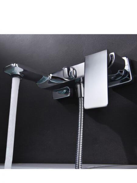 Monomando bañera Lugo grifo cromo brillo 5 Monomando bañera Lugo cromo brillo. La grifería Lugo se caracteriza por las suaves curvas que delimitan su contorno. Incluye accesorios de ducha.