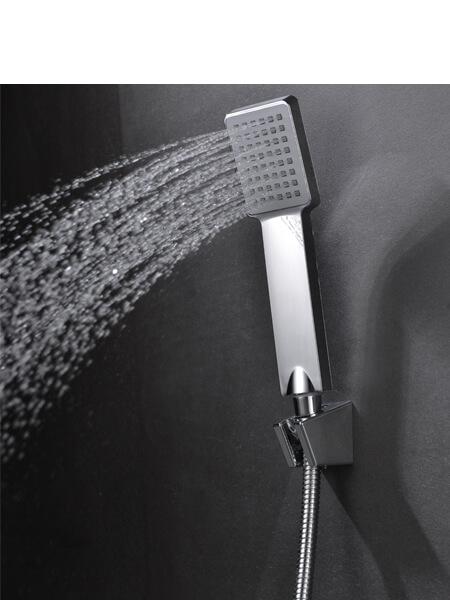 Monomando bañera Lugo grifo cromo brillo 2 Monomando bañera Lugo cromo brillo. La grifería Lugo se caracteriza por las suaves curvas que delimitan su contorno. Incluye accesorios de ducha.
