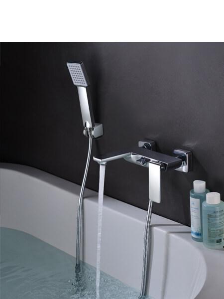 Monomando bañera Lugo grifo cromo brillo 7 Monomando bañera Lugo cromo brillo. La grifería Lugo se caracteriza por las suaves curvas que delimitan su contorno. Incluye accesorios de ducha.