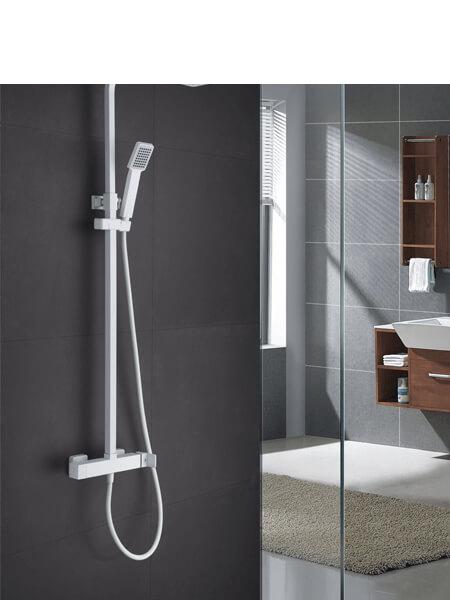 Columna de ducha monomando Lugo blanco mate. Sugerente y atractivo conjunto de ducha monomando con altura regulable y diseño exclusivo.