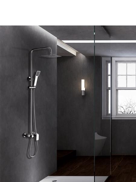 Columna de ducha monomando Málaga cromada. Sugerente y atractivo conjunto de ducha monomando con altura regulable y diseño exclusivo.