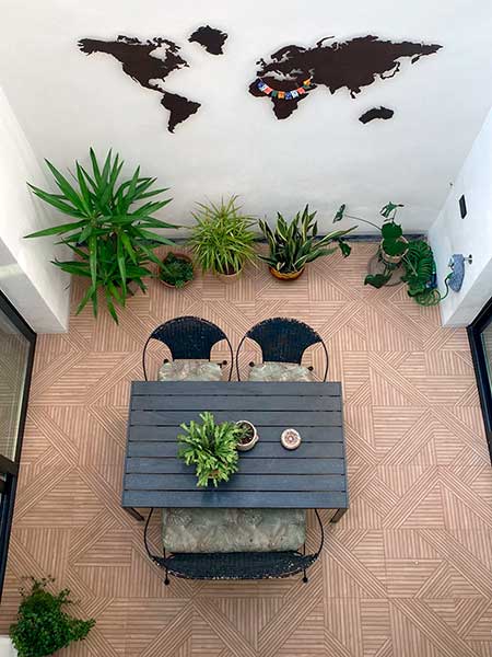 Detalle de pavimento porcelánico Tangram Wood Oak que imita la madera con precisión, ofreciendo un acabado elegante y duradero, perfecto para cualquier espacio moderno.