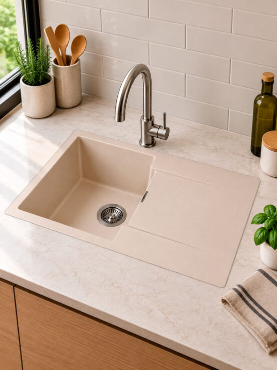 Fregadero beige de una cubeta con escurridor integrado y grifo de acero inoxidable