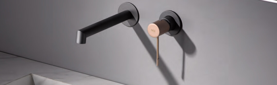 Conjunto ducha empotrado line grifería, rociador y teléfono.