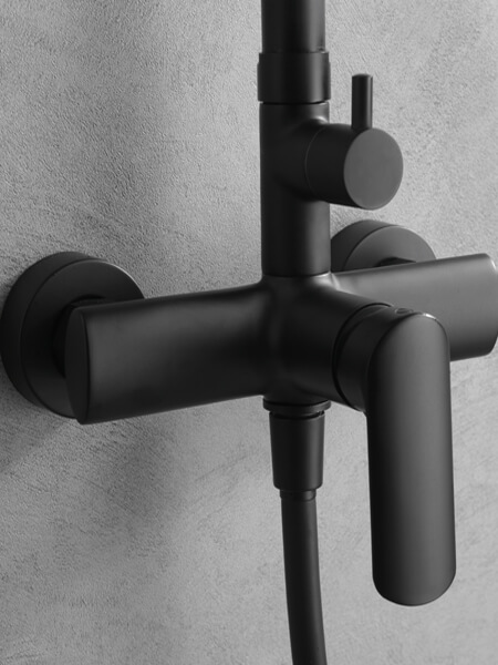 Columna de ducha monomando ural negro mate 2 Sugerente y atractivo conjunto ducha ural.