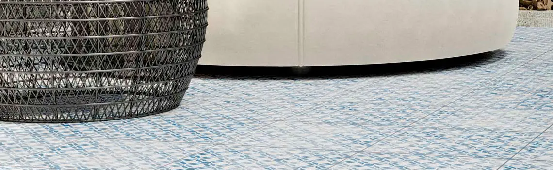 Compra suelo exterior antideslizante C3 Fresco Ash. Pavimento porcelánico con antideslizante C3 suave y antibacterias. Nacional