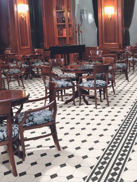 Comprar baldosa hidráulica Oxford Negro Cenefa. La fuerza y el contraste de la luz en tu revestimiento y pavimento cerámico ¡Visita Adrihosan!