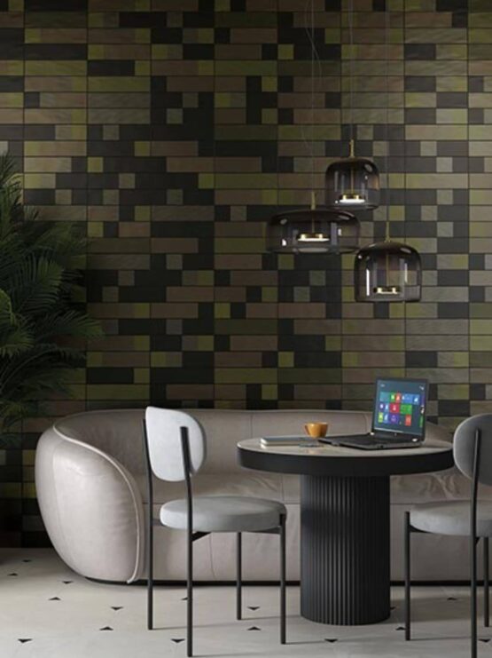 Ambiente con pared de azulejos pasta blanca tipo metro de Vives serie Sitges de color negro