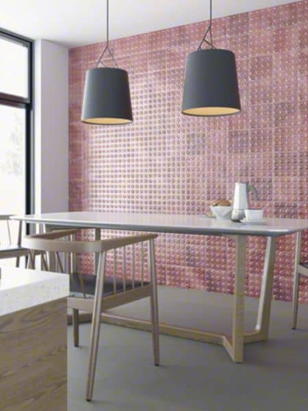 Ambiente de salón de azulejo pasta blanca de Vives serie Picos Granate B en brillo, formato 20x20