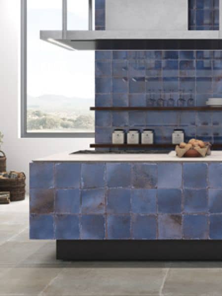 Ambiente de cocina de azulejo pasta blanca de Vives serie Luca 20x20cm