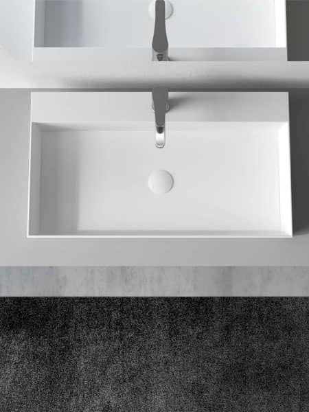 Lavabo Solid Surface Rectangular Memfis con repisa para grifo en un baño moderno