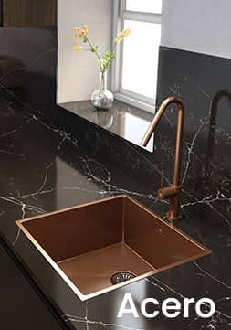 Fregadero de acero rosé mate en cocina de lujo