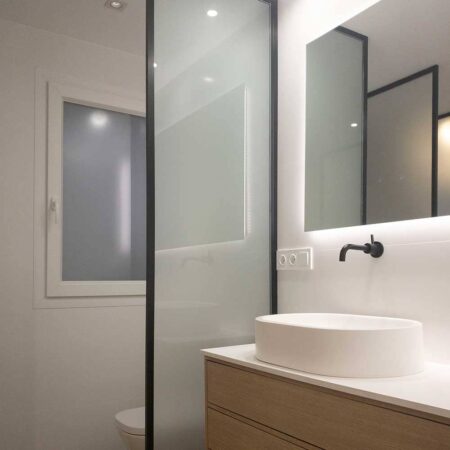 Baño moderno con azulejos Adrihosan