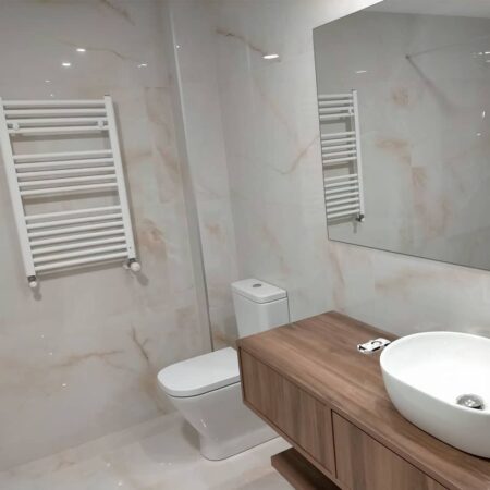 Baño sofisticado revestido con azulejo Adrihosan de efecto mármol