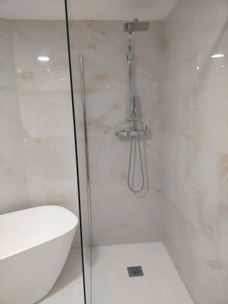 Baño de lujo con azulejos Adrihosan que imitan mármol