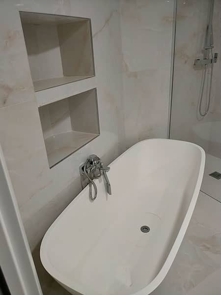 Baño chic decorado con azulejo Adrihosan de apariencia mármol