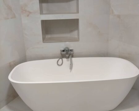 Baño elegante con azulejo imitación mármol de Adrihosan