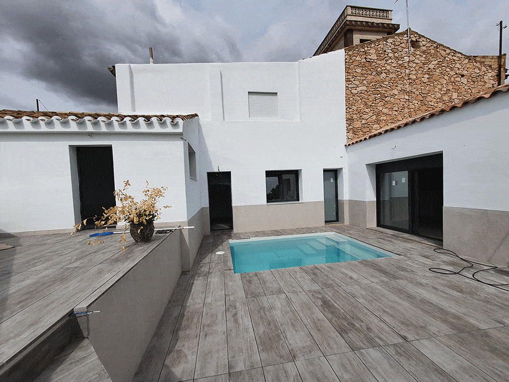Proyecto con suelo sobre elevado y piscina con azulejo blanco