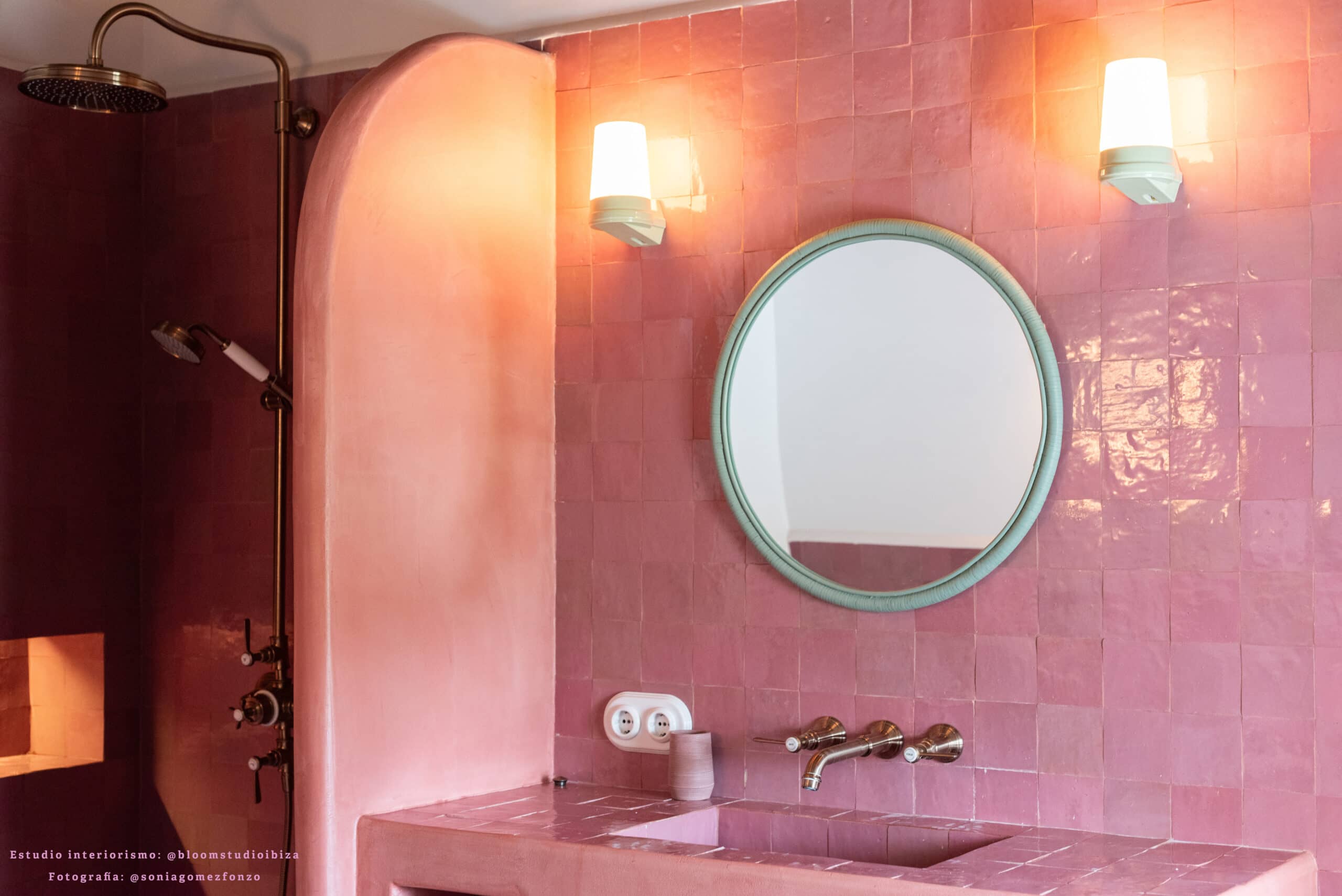 Azulejo Zellige rosa en cuarto de baño.