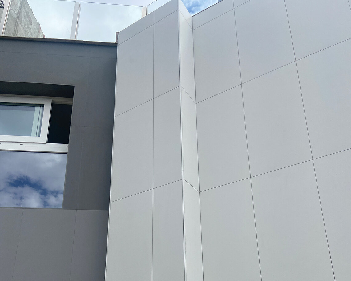 Fachada de chalet en Altea con pavimento porcelánico blanco