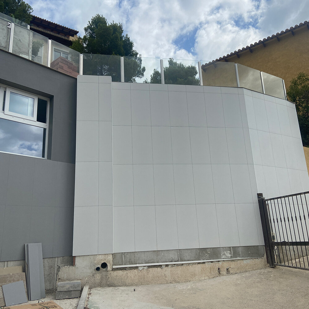 Proceso de renovación de fachada en chalet con pavimento porcelánico