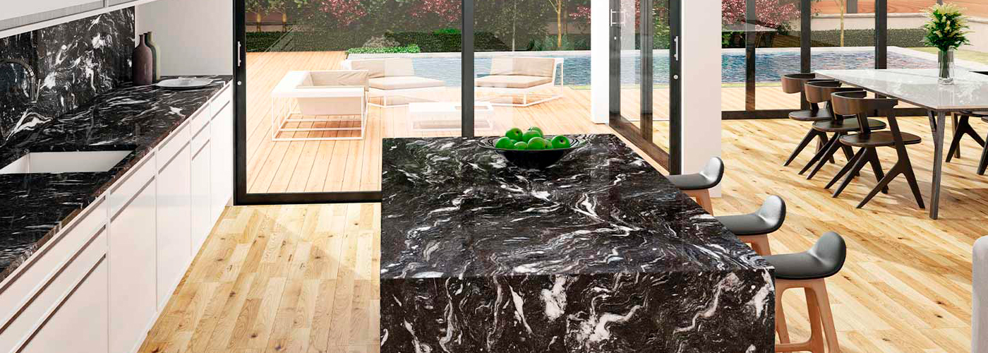 Cocina moderna con isla central de mármol negro y acceso a terraza.
