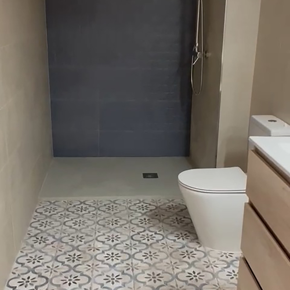 Ducha moderna con plato Slate en blanco