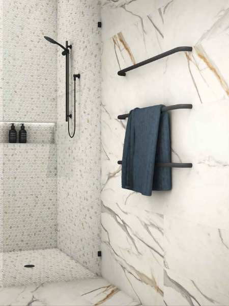 Baño contemporáneo con paredes de mármol blanco y dorado, ducha con grifería negra y toallero con toalla azul