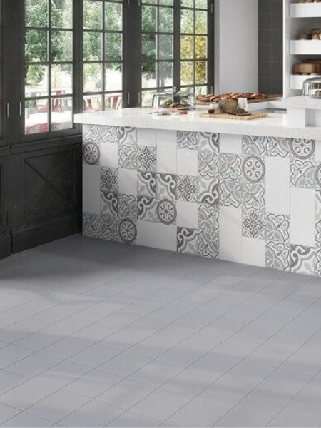 Reinventando Espacios: Diseño que Une Exterior e Interior con Estilo Mediterráneo 6 Barra de cocina con azulejos hidráulicos en tonos grises y ventanales grandes y Pavimento porcelánico Urban Ivory