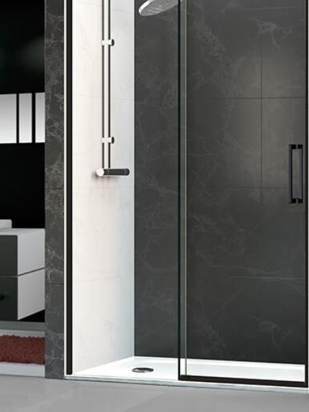 Mampara de ducha de cristal con perfilería negra y azulejos en contraste blanco y negro.