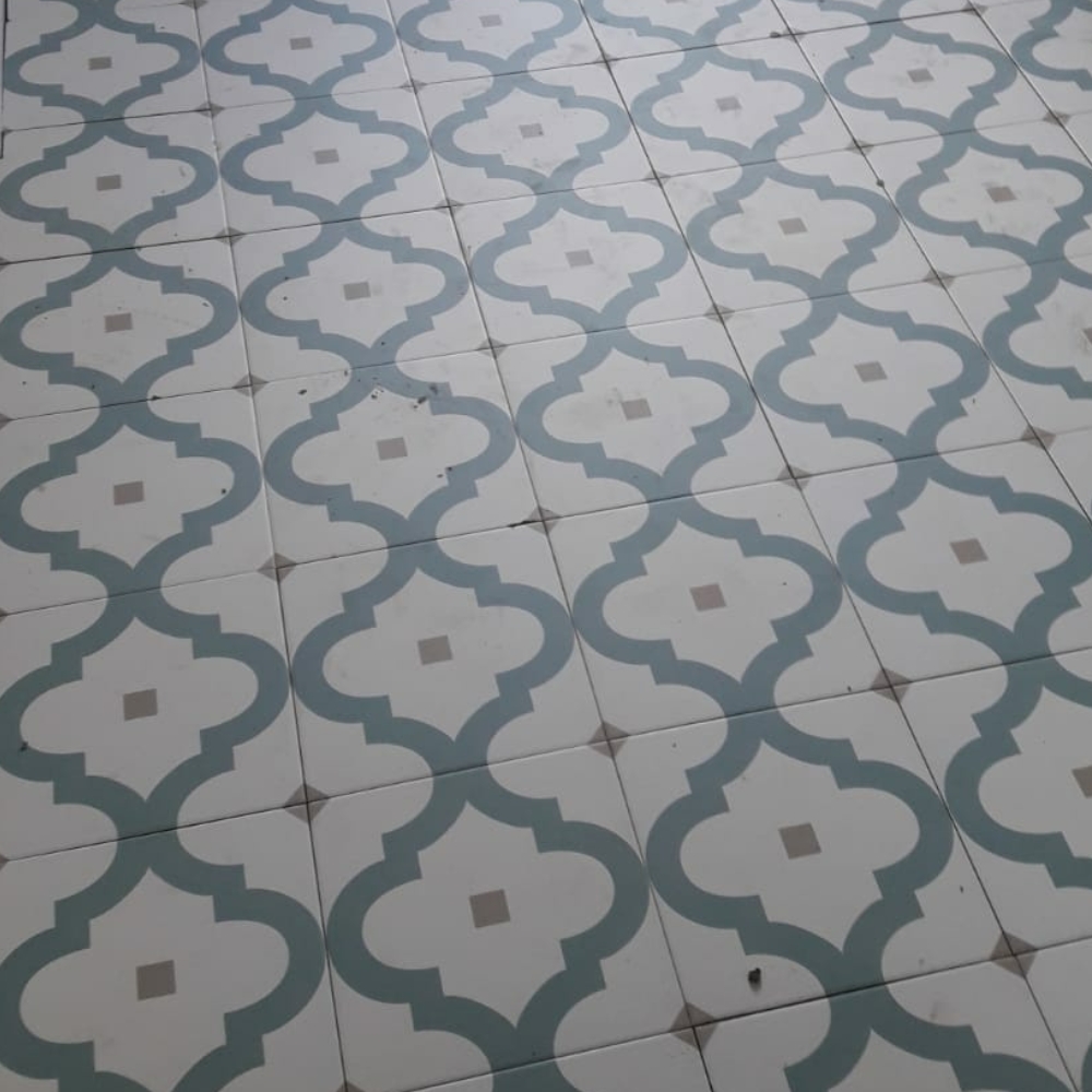 Suelo de baldosas hidráulicas con patrón geométrico azul y blanco para baños y cocinas