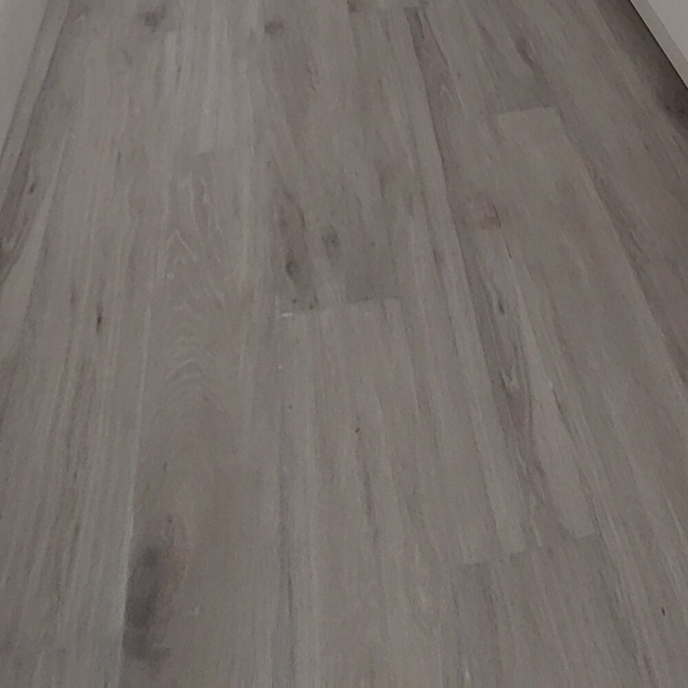 Detalle del suelo laminado gris estilo roble