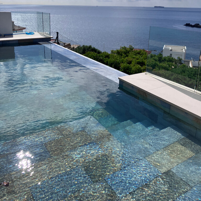 Transformación con esencia de mar y horizonte eterno 4 Piscina moderna con azulejos Adrihosan y vistas al mar Mediterráneo