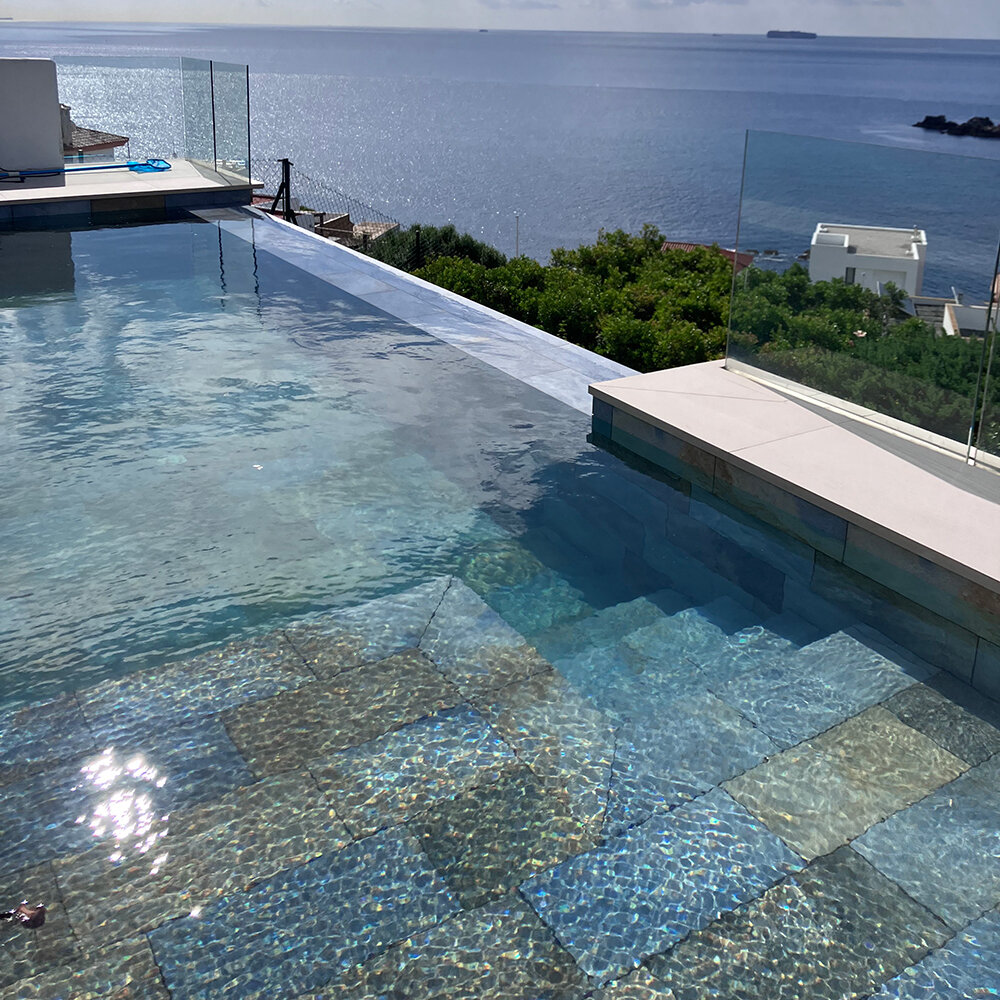 Piscina moderna con azulejos Adrihosan y vistas al mar Mediterráneo
