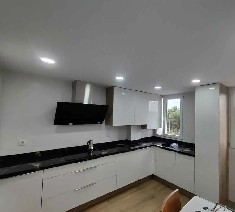 [Imagen de un baño después de la reforma]