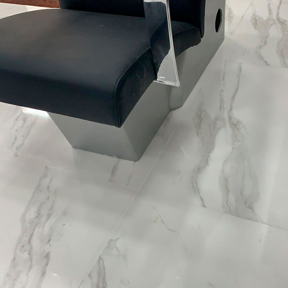 Pavimento porcelánico imitación mármol blanco con vetas grises en acabado brillante