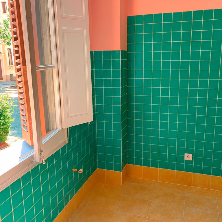 Azulejo precorte verde turquesa instalado en cocina durante obra de reforma