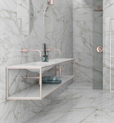 Pavimento porcelánico imitación mármol blanco con vetas grises en baño moderno