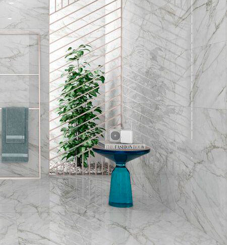 Pavimento porcelánico imitación mármol blanco con vetas grises en interior luminoso